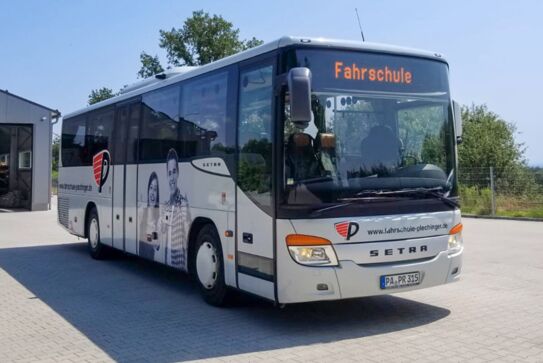 Reise-Bus der Fahrschule Plechinger