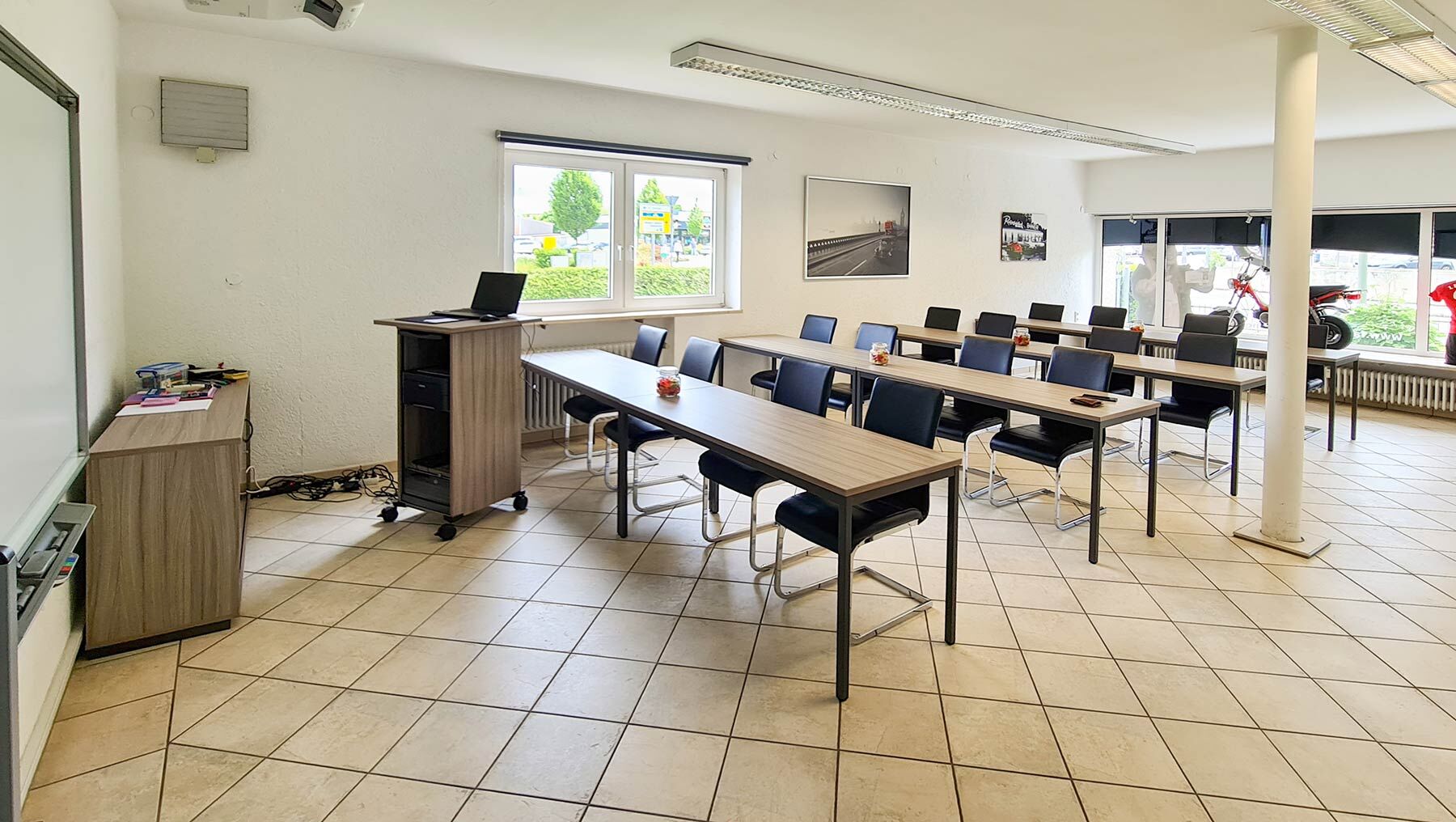 Schulungsraum in Passau mit Tischreihen und bequemen Stühlen